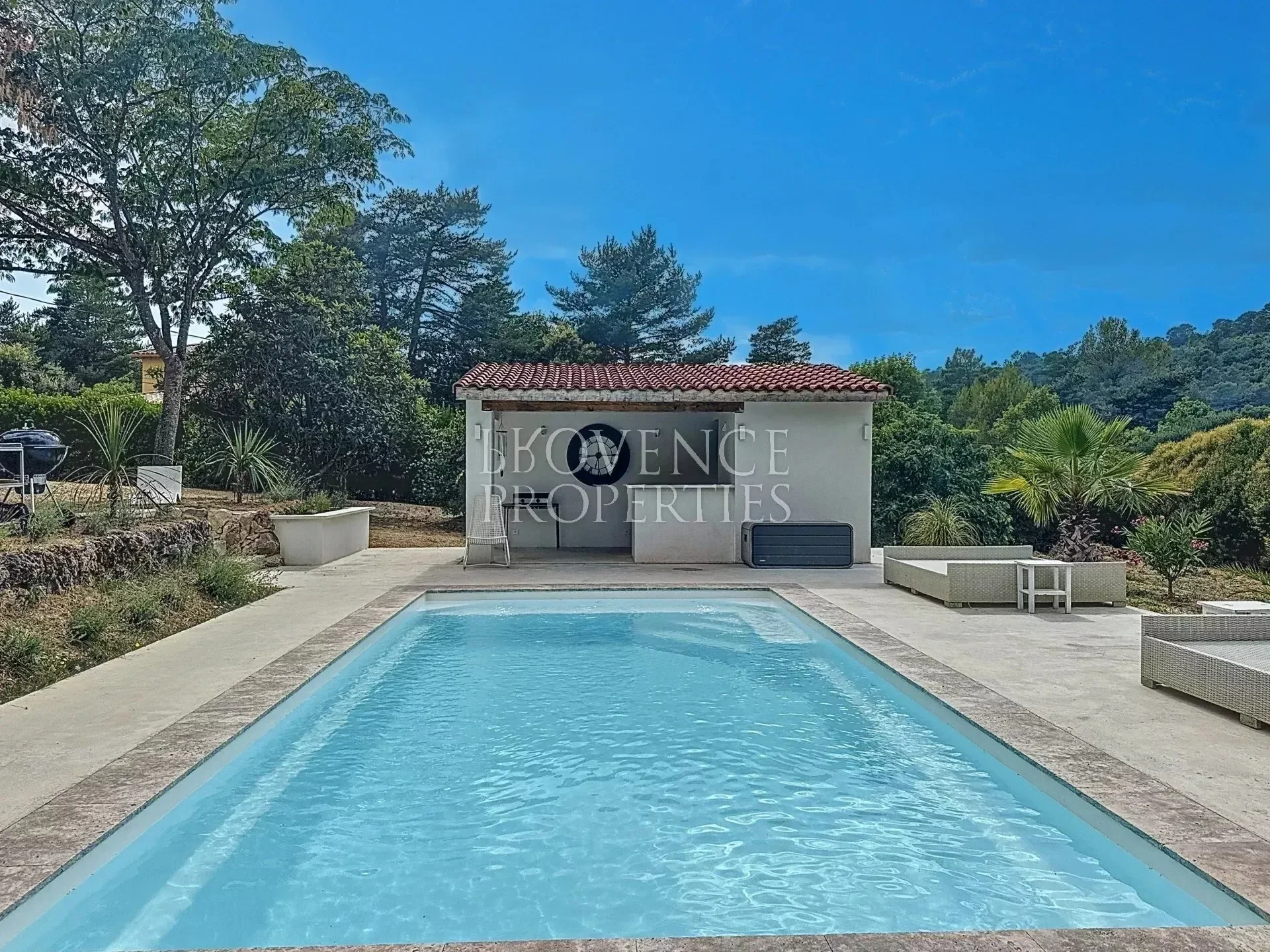 Exterior photo 6
