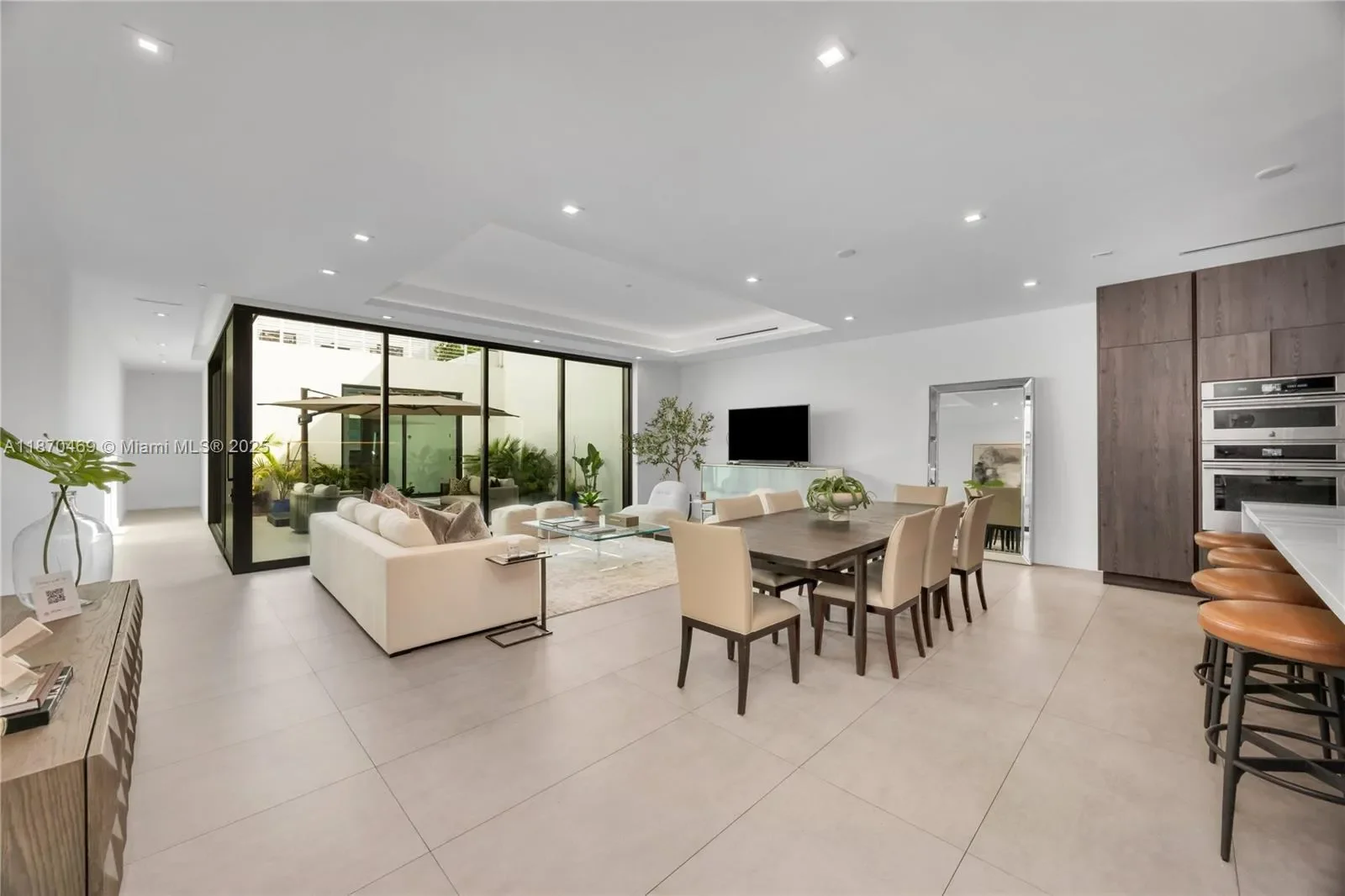 617 Almeria Ave, Coral Gables, Florida, United States. - Photo 2