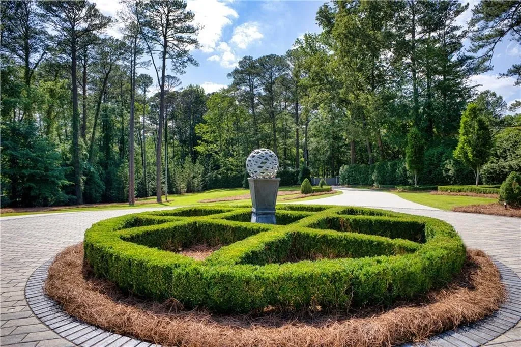 2883 W Roxboro Road NE, Atlanta, Georgia, United States. - Photo 5