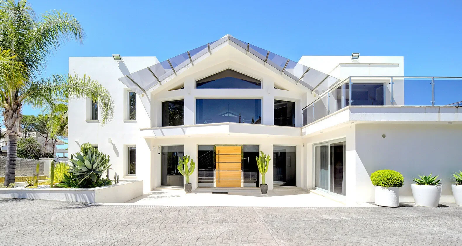 Exterior photo 4