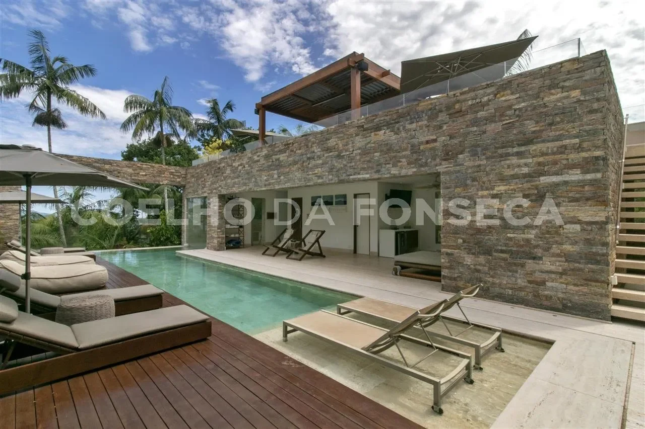 Exterior photo 5