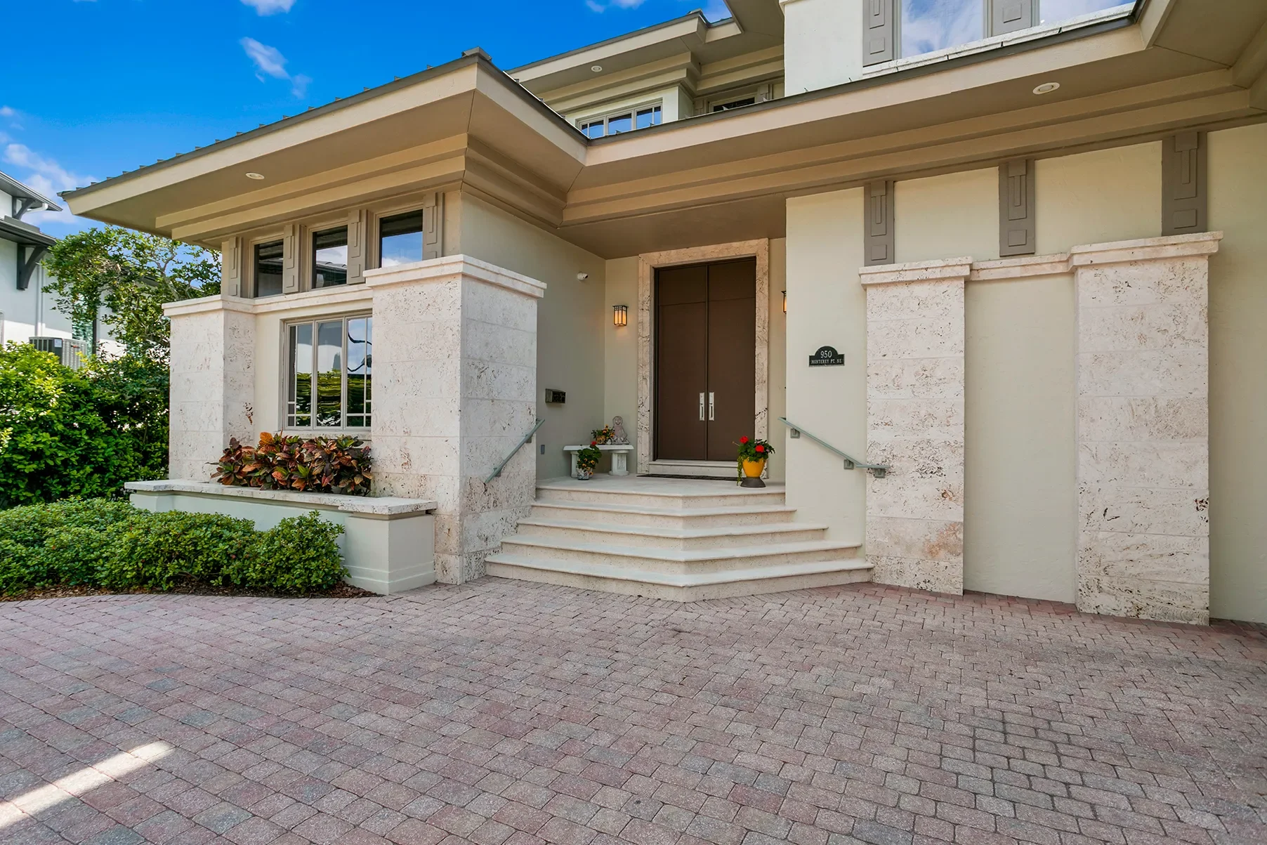 Exterior photo 6
