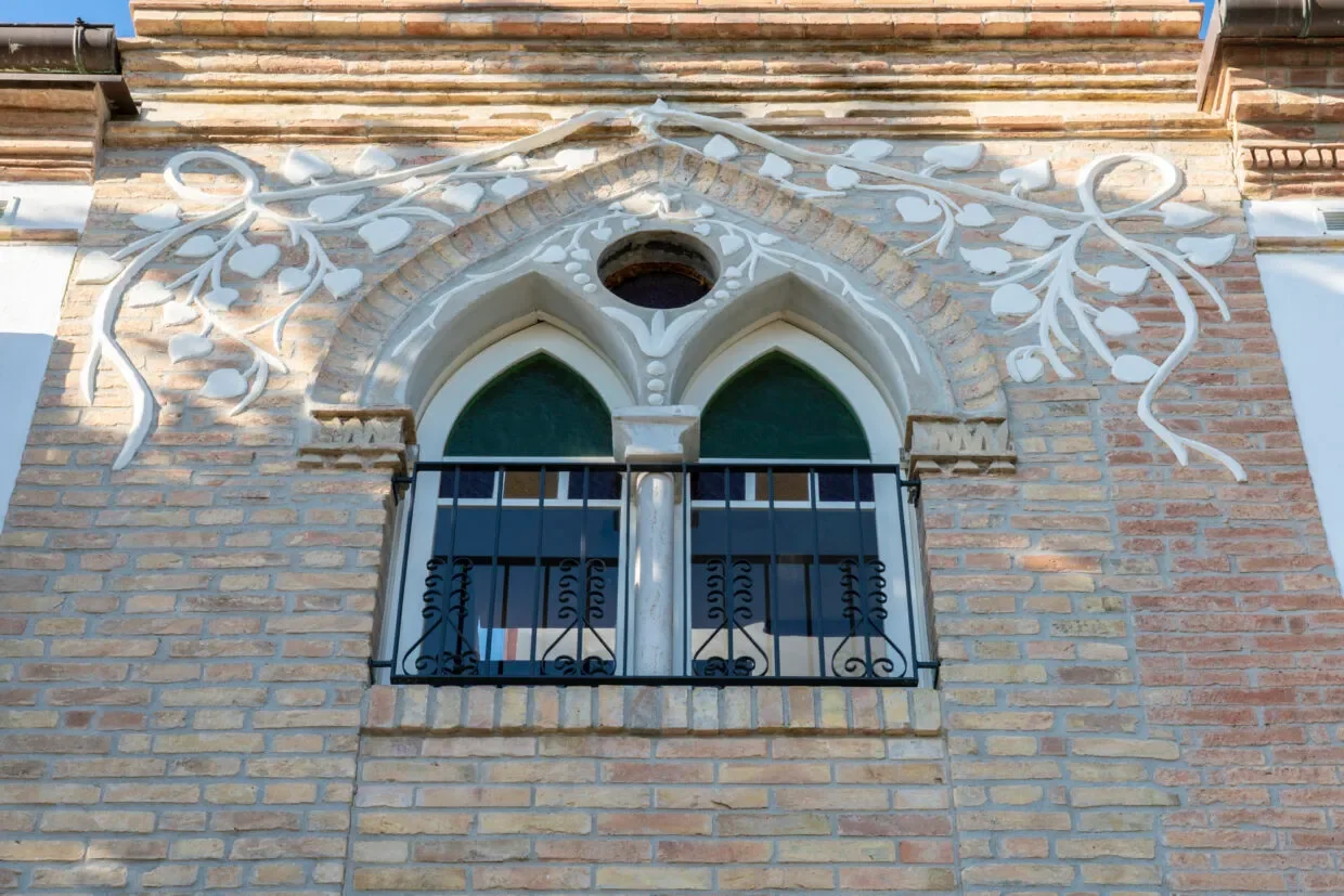 Exterior photo 8