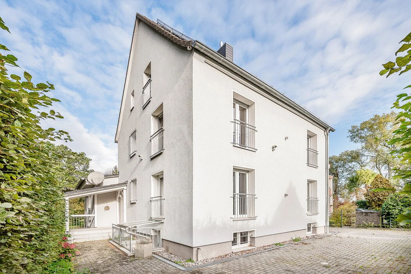 Exterior photo 2