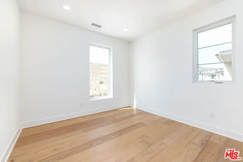 11770 N Hillsborough Lane, Los Angeles, California, United States. - Photo 45