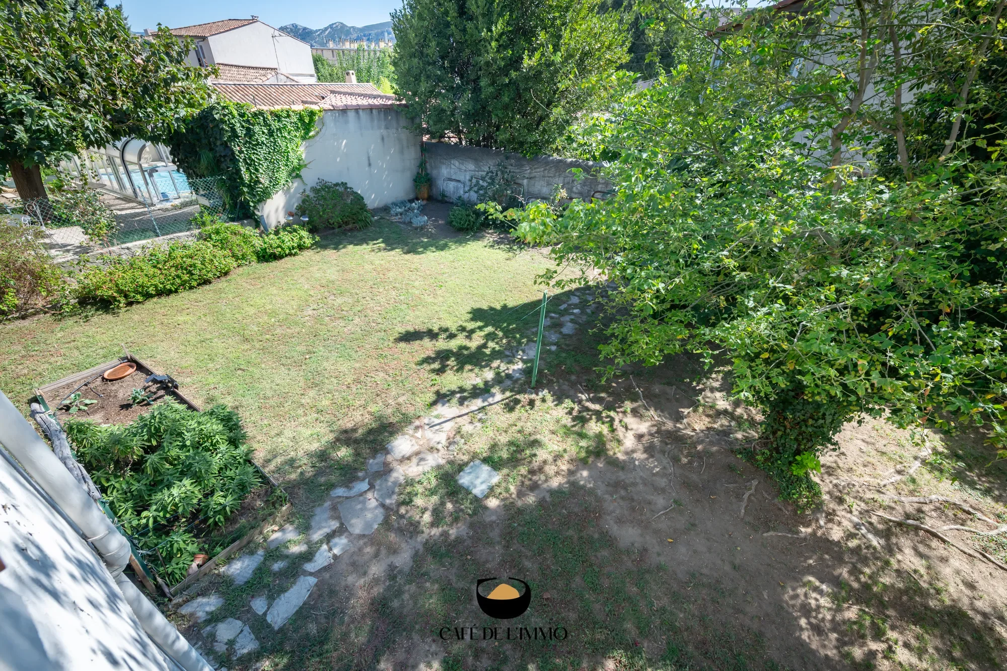 Exterior photo 4