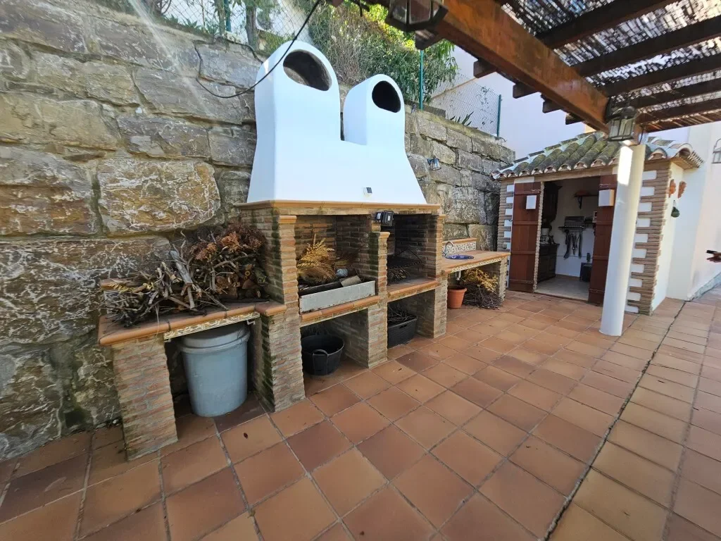 Exterior photo 2