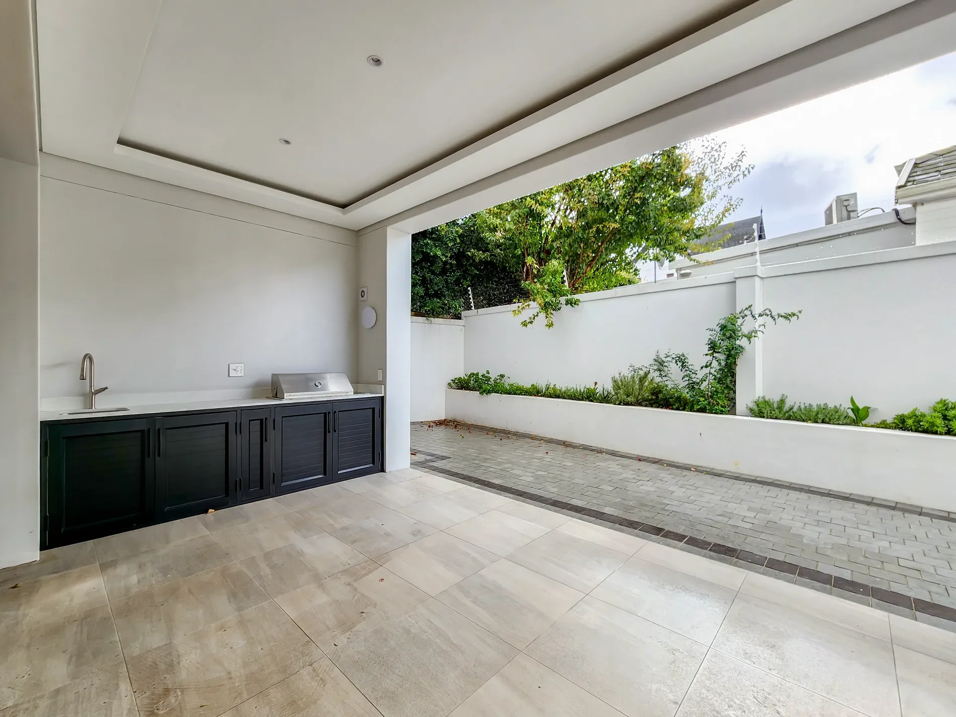 Exterior photo 3