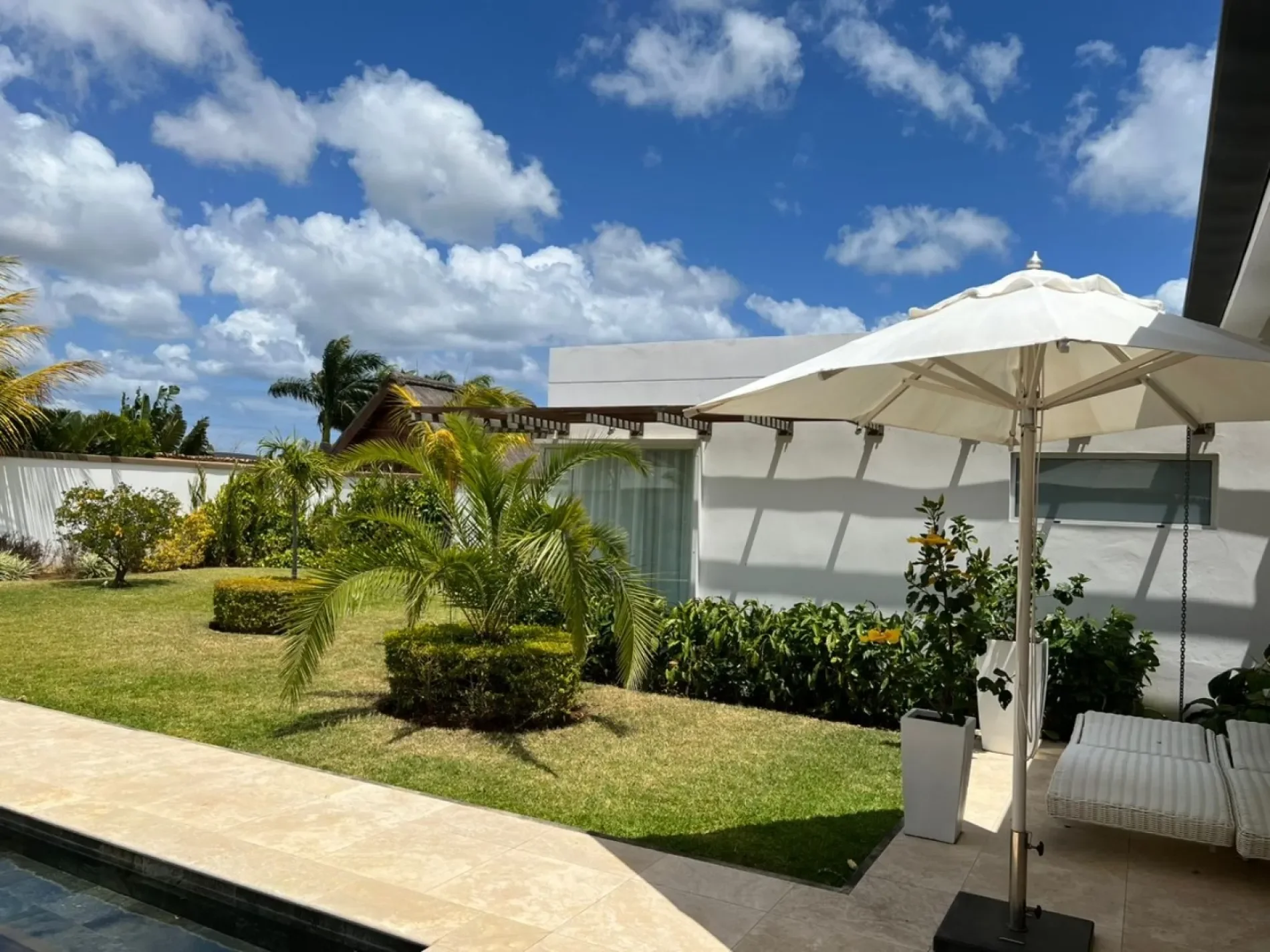 Exterior photo 5