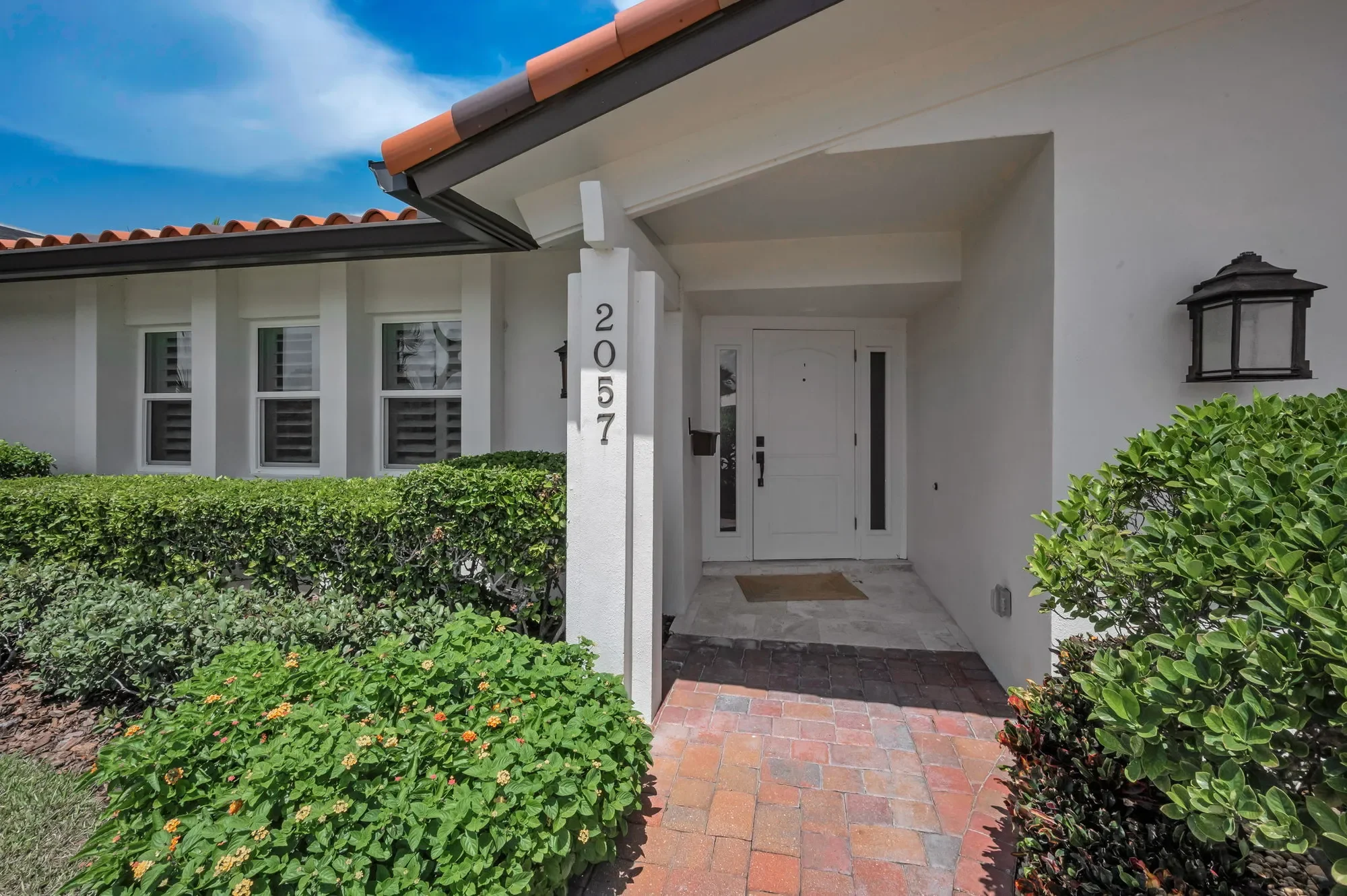 Exterior photo 6
