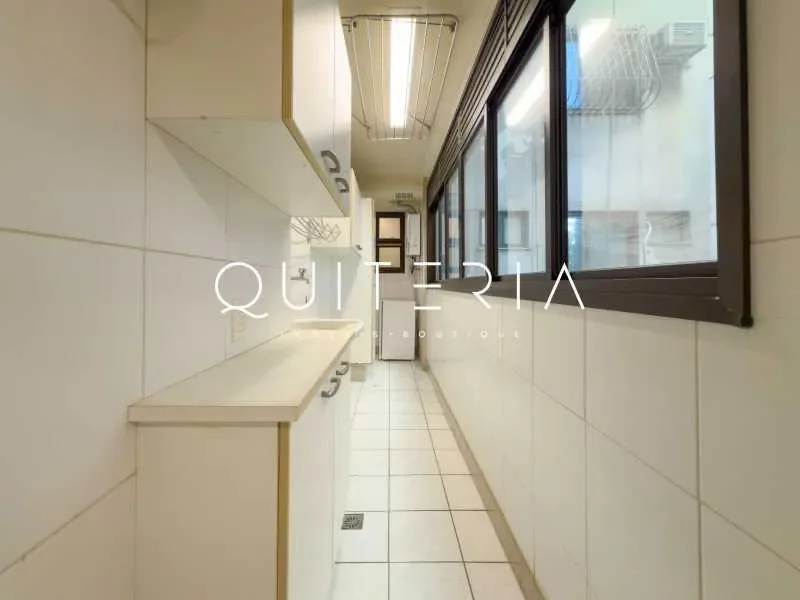 Apartamento quadra da praia no Leblon em condomínio de luxo