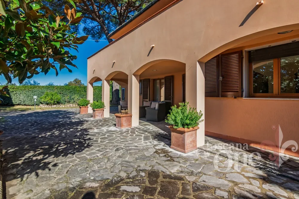 Exterior photo 9