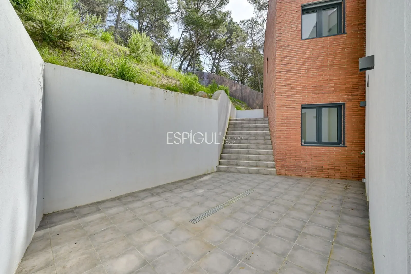 Exterior photo 6