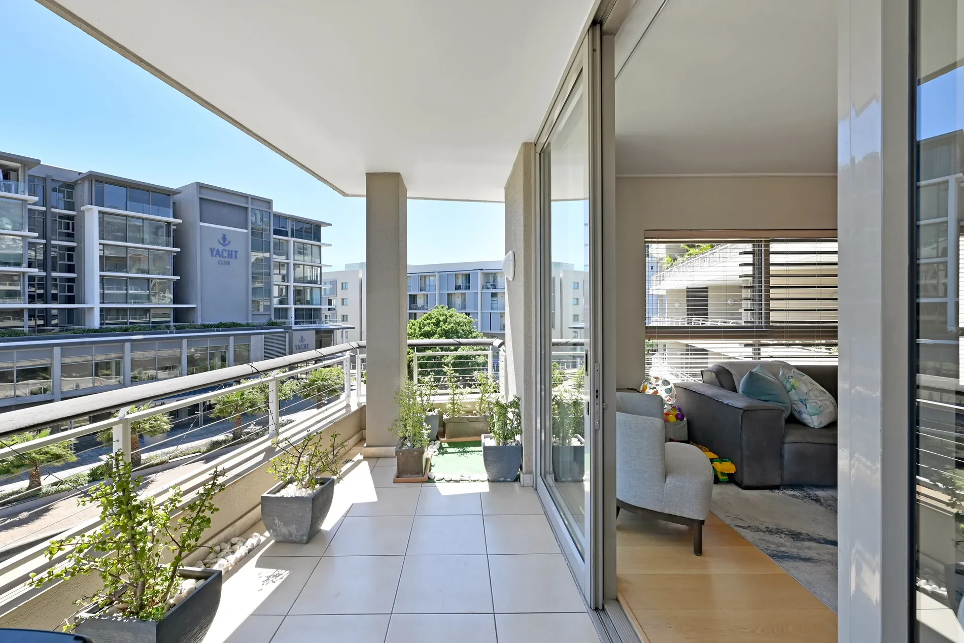 Exterior photo 1