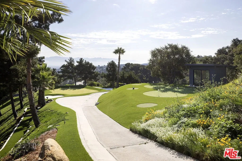 16401 Mulholland Drive, Los Angeles, California, United States. - Photo 27
