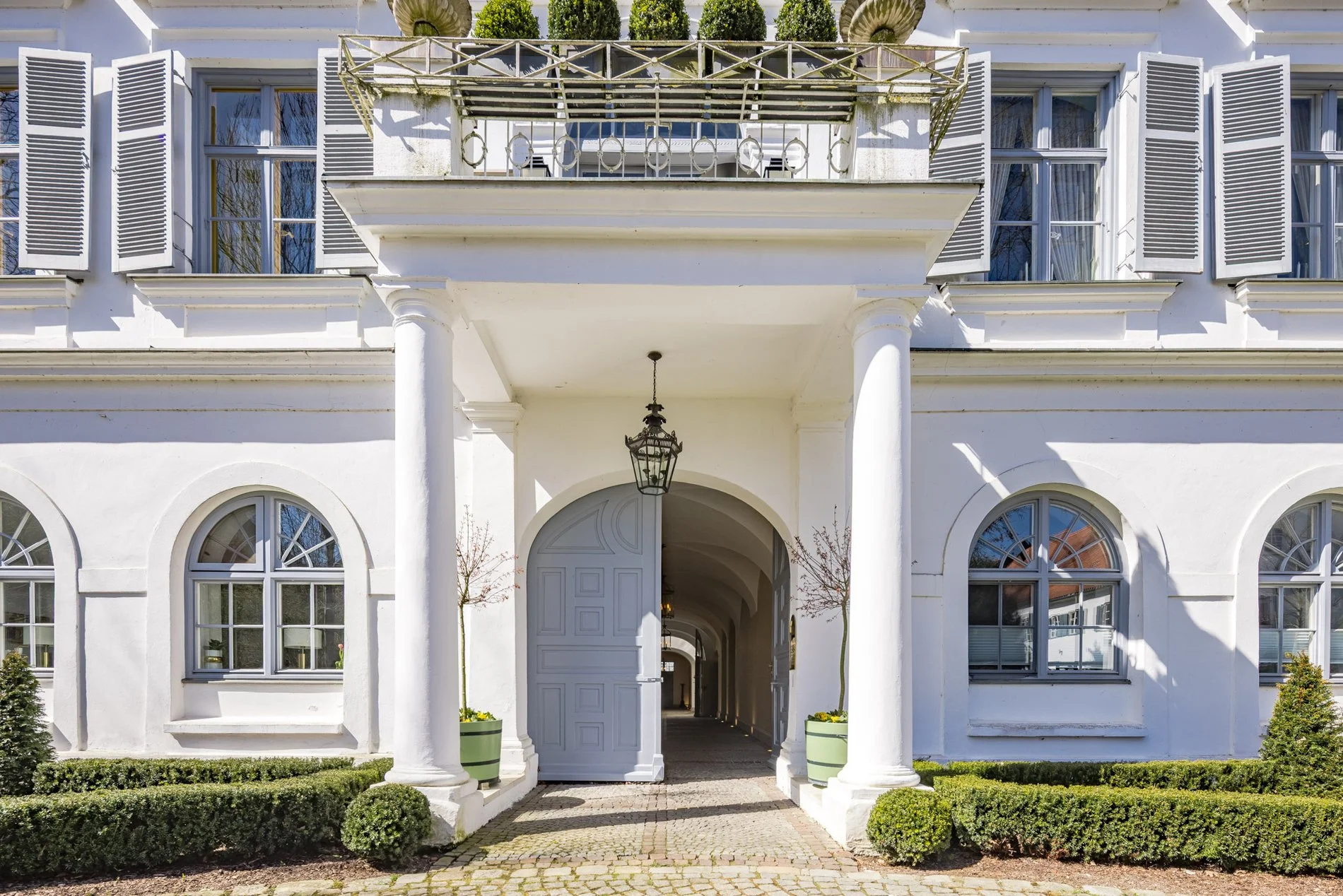 Exterior photo 1