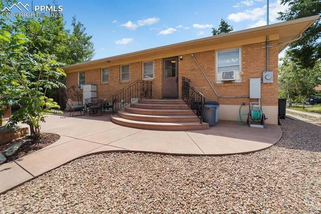 Exterior photo 5