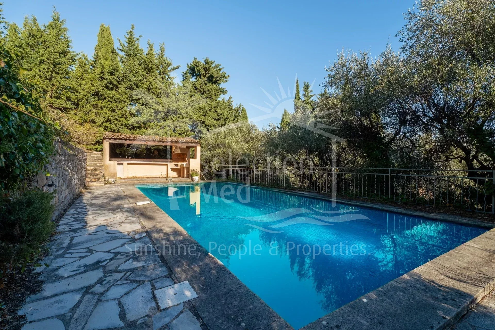 Exterior photo 6