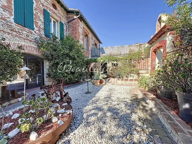 STONE HOUSE WITH GARDEN AND POOL, PERPIGNAN