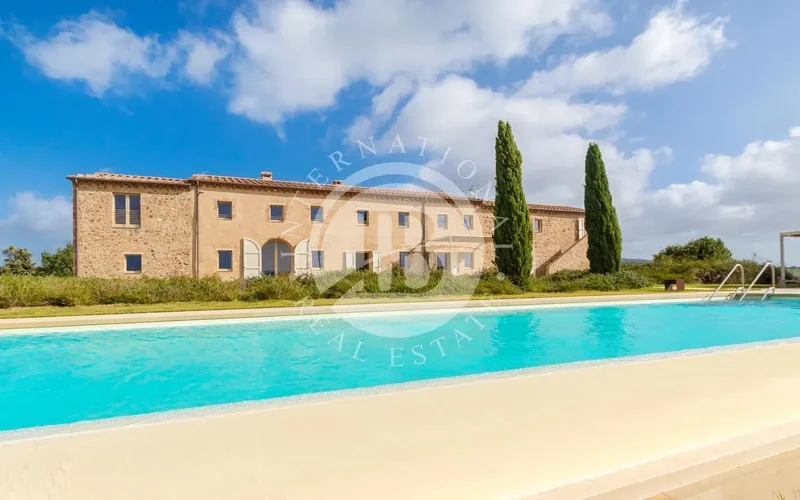 Exclusive villa with a swimming pool, 98 hectares of land, and stunning panoramic views over the Vol