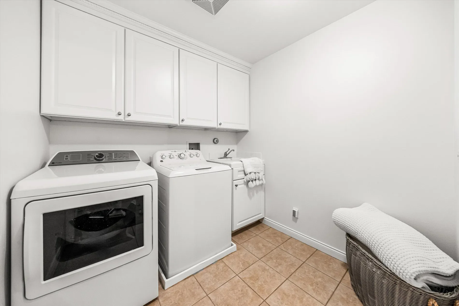 218 Santa Barbara Street D, Santa Barbara, California, United States. - Photo 27