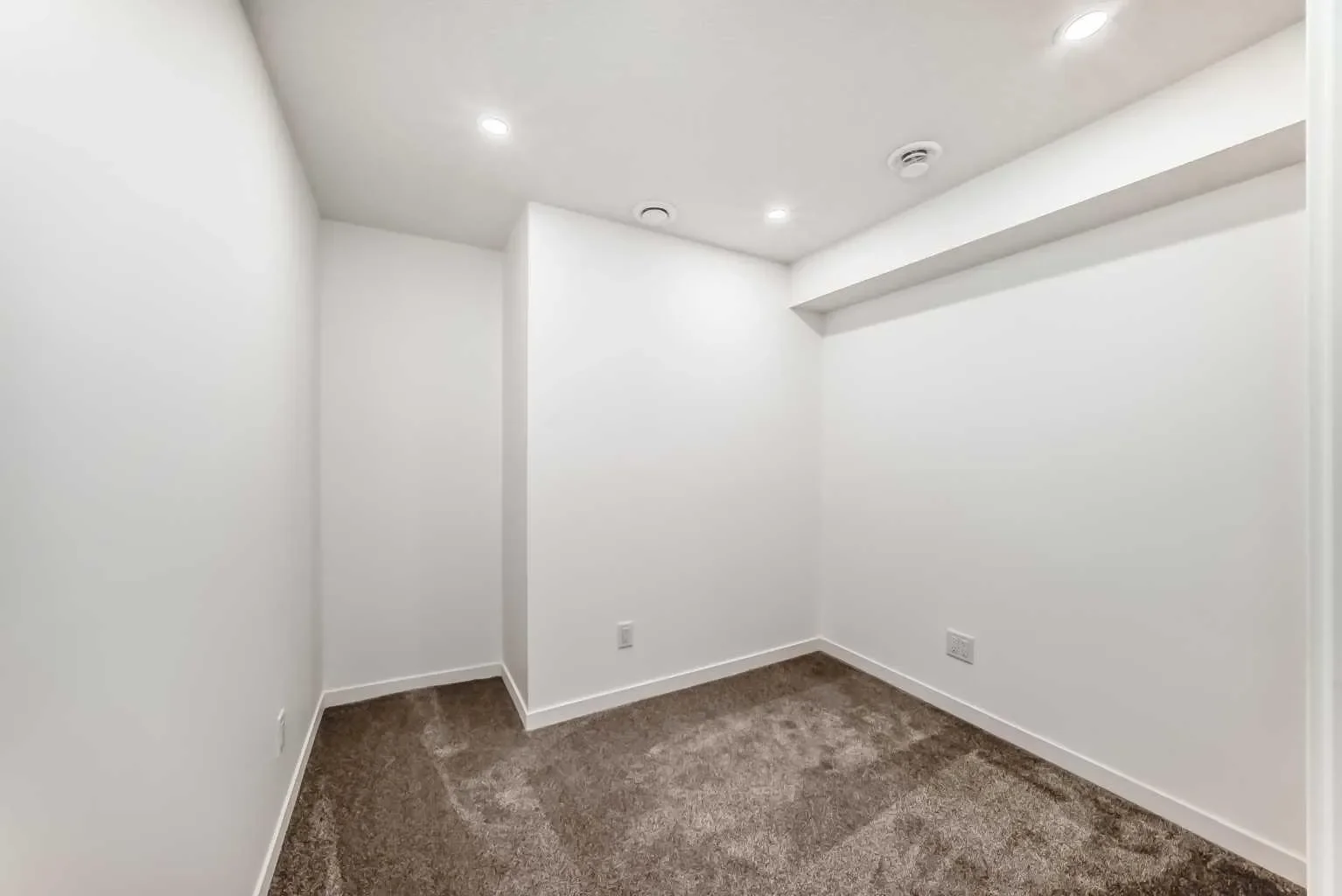 68 Masters Street SE, Calgary, Alberta, Canada. - Photo 33