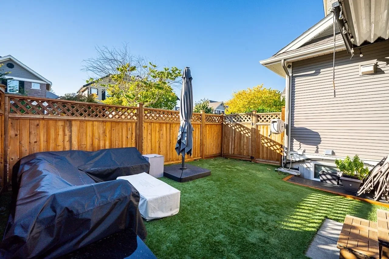Exterior photo 5