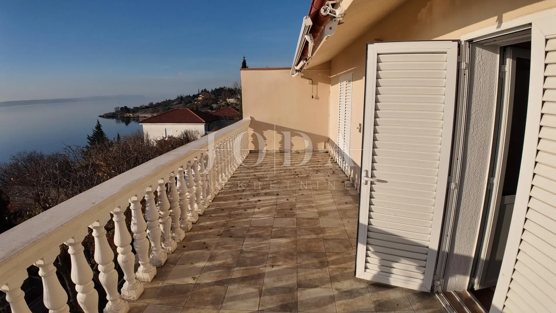 Exterior photo 6