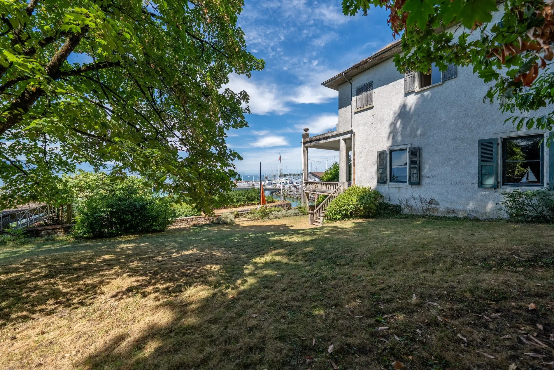 Exterior photo 5