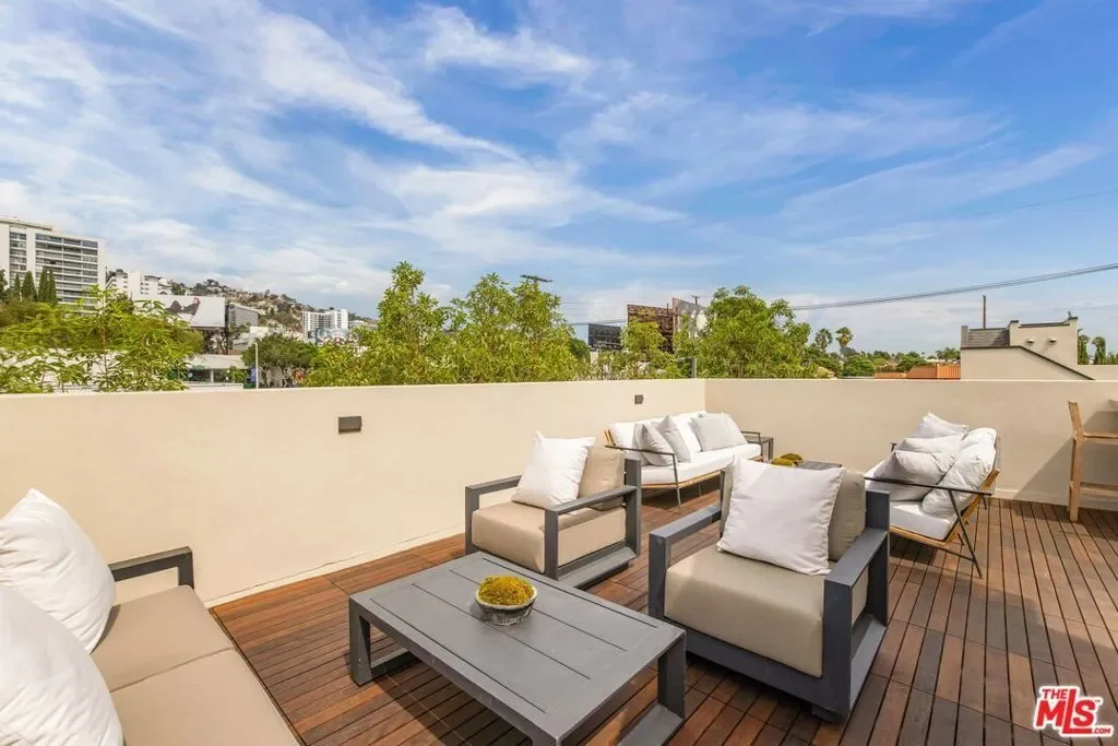 922 N West Knoll Drive, Los Angeles, California, United States. - Photo 20