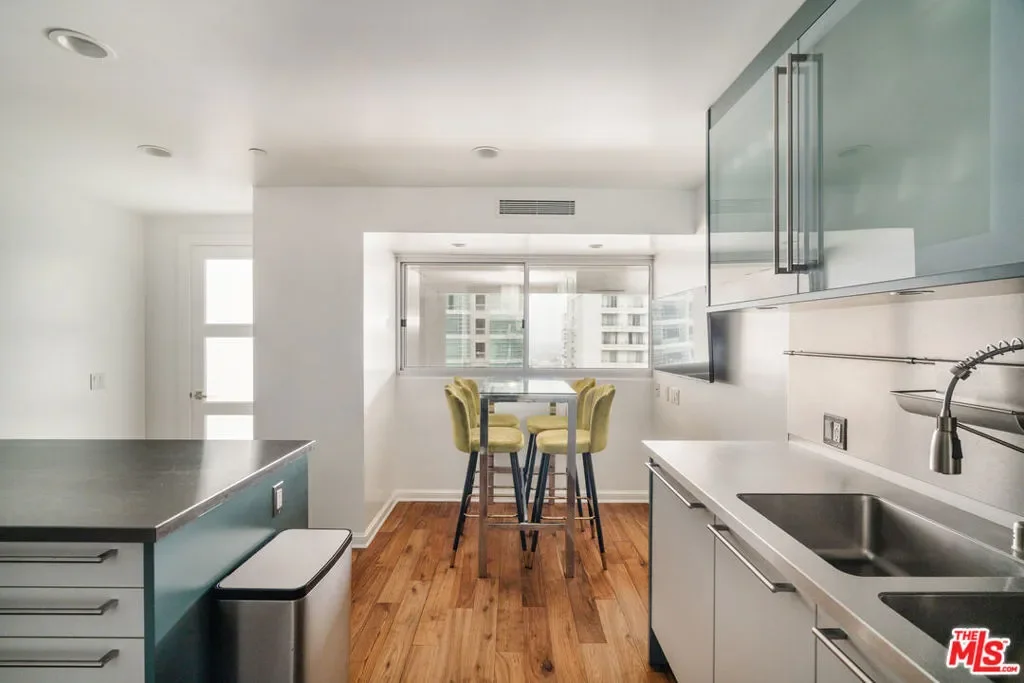 10375 Wilshire Boulevard 11H, Los Angeles, California, United States. - Photo 5