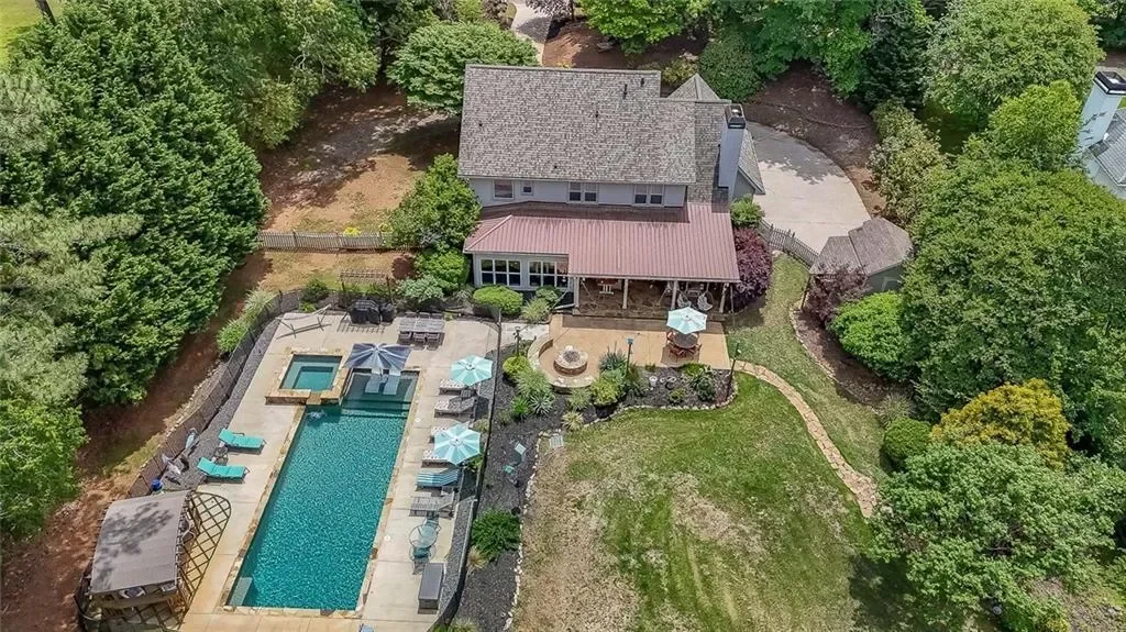 Single Family Residence in Cumming