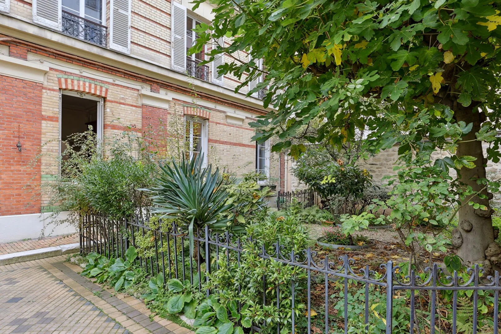 Exterior photo 1