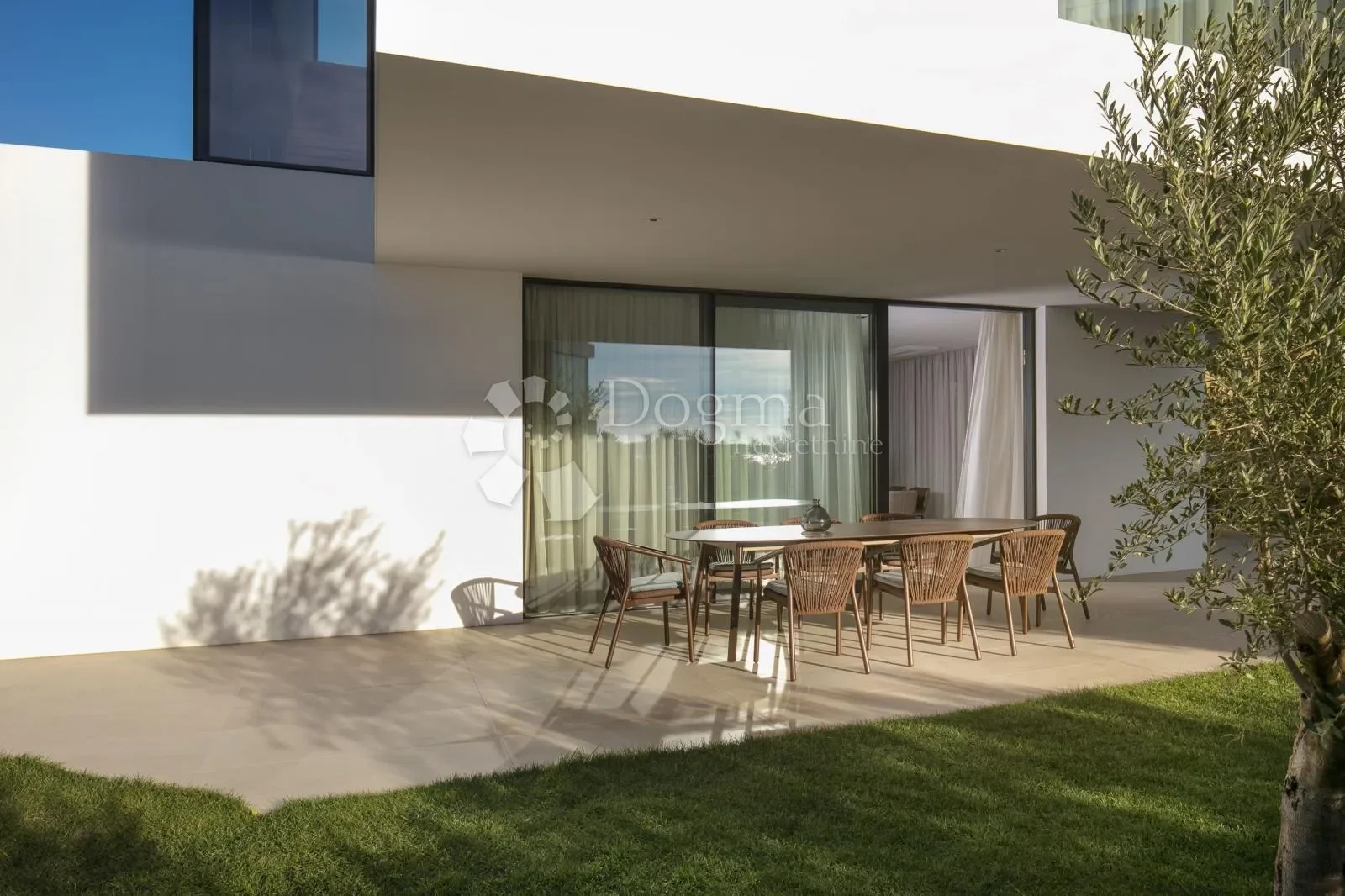 Exterior photo 5