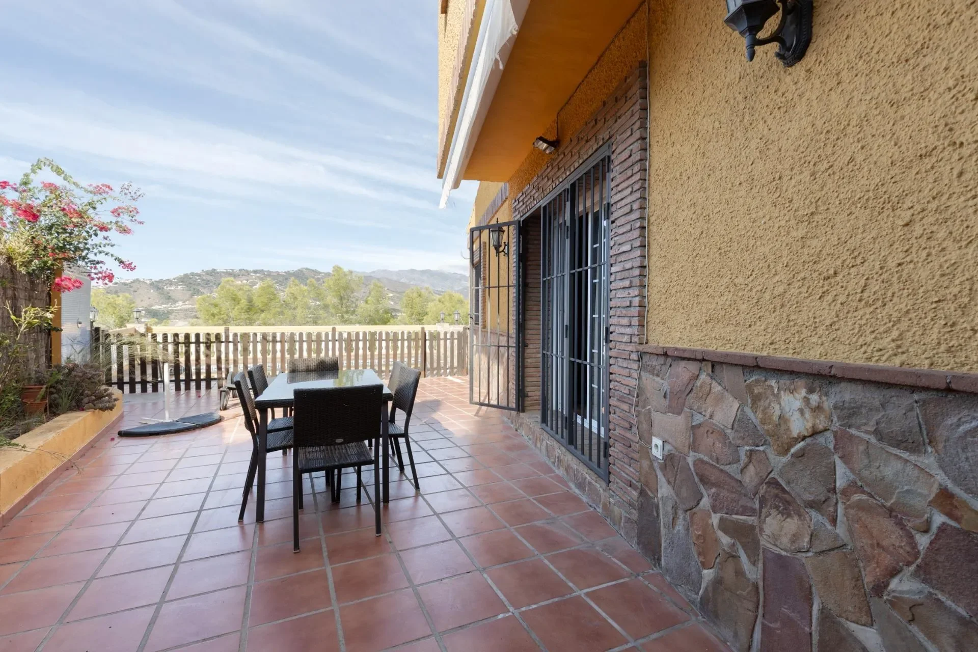Exterior photo 9