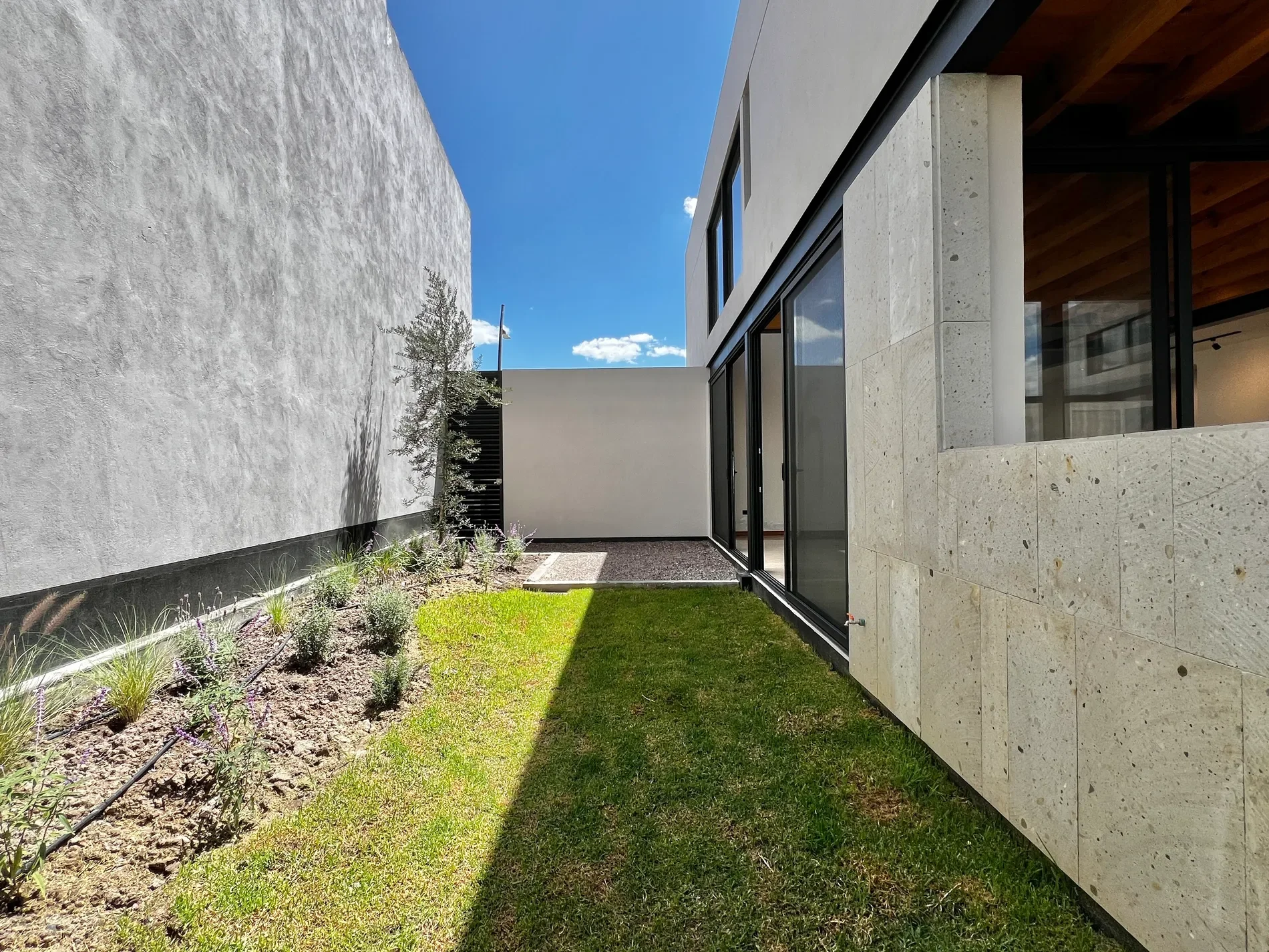 Exterior photo 5