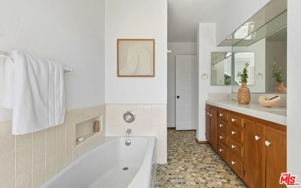26902 Malibu Cove Colony Drive, Malibu, California, United States. - Photo 10