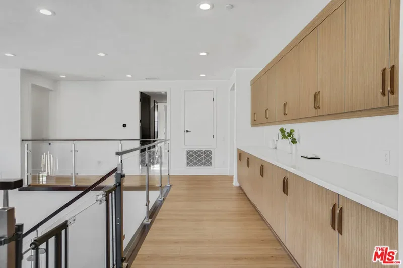 11862 N Hillsborough Lane, Los Angeles, California, United States. - Photo 24