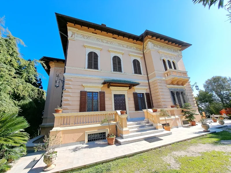 Prestigious Art Nouveau residence, surrounded by a wonderful park, with an enchanting panoramic view