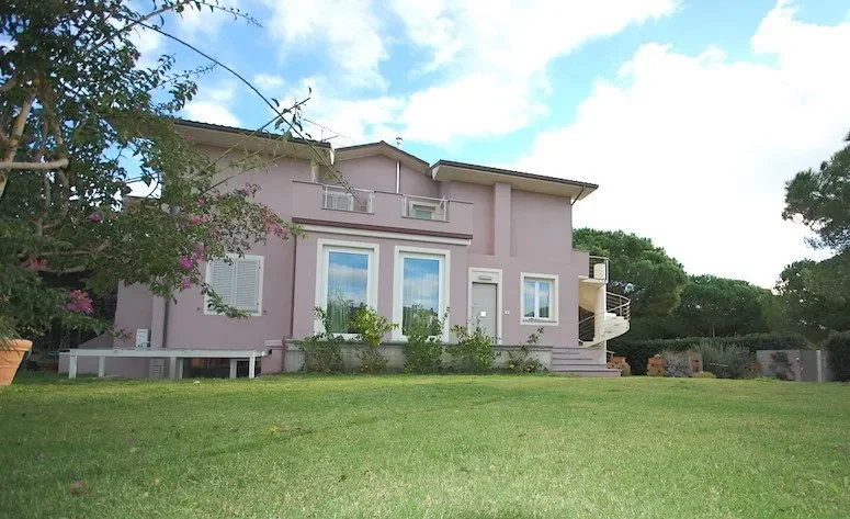 Exterior photo 2