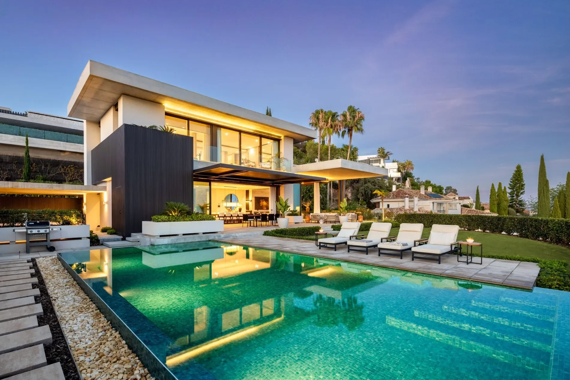 Exterior photo 5