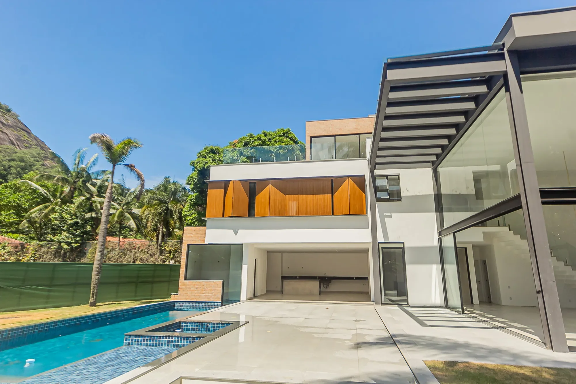 Exterior photo 8