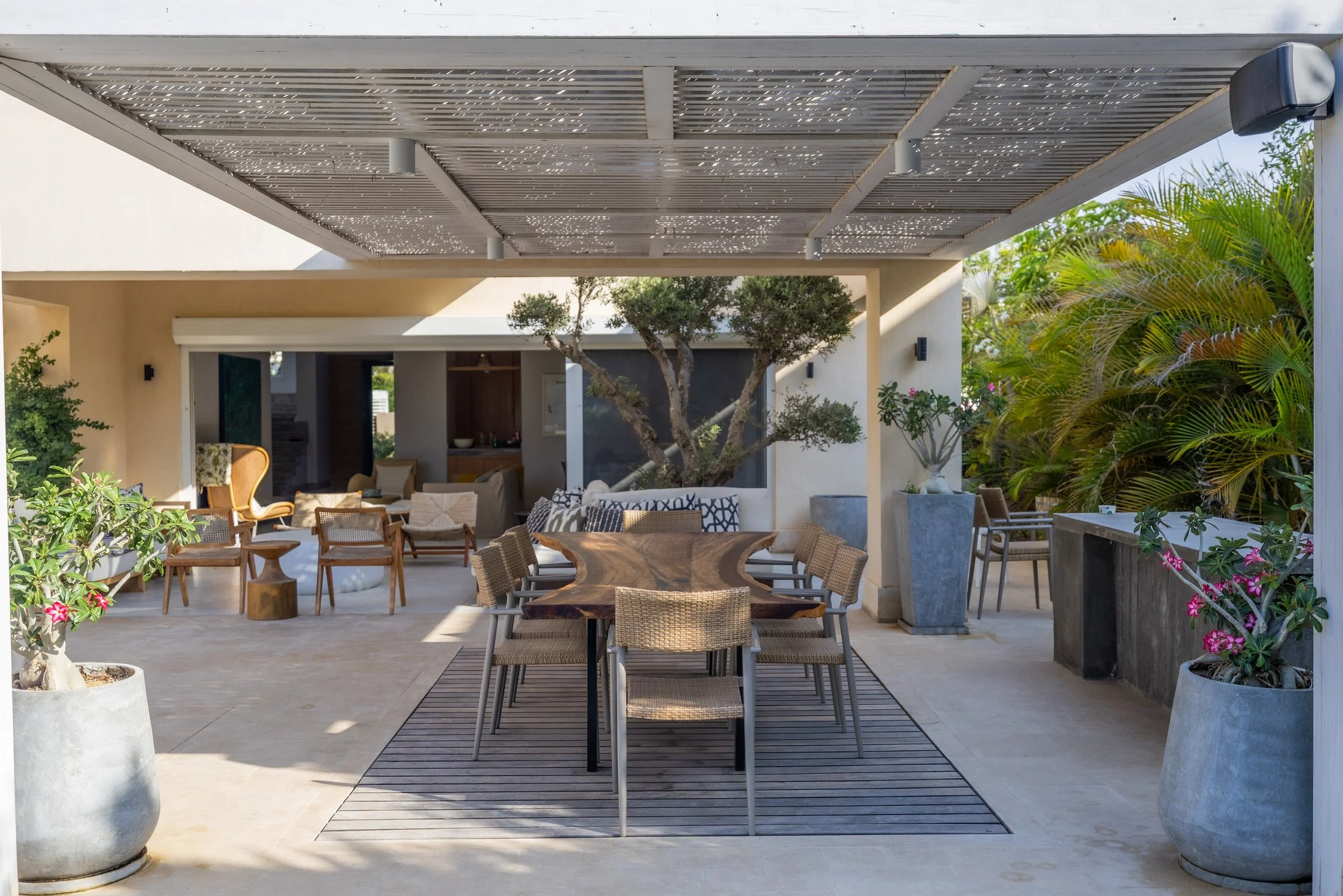 Exterior photo 5