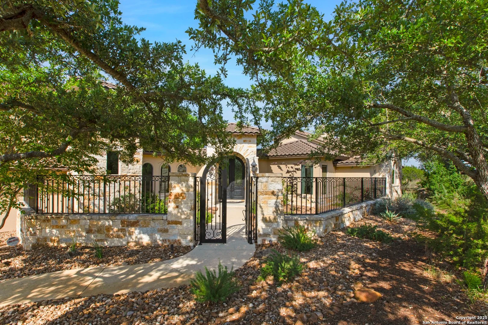 Exterior photo 3