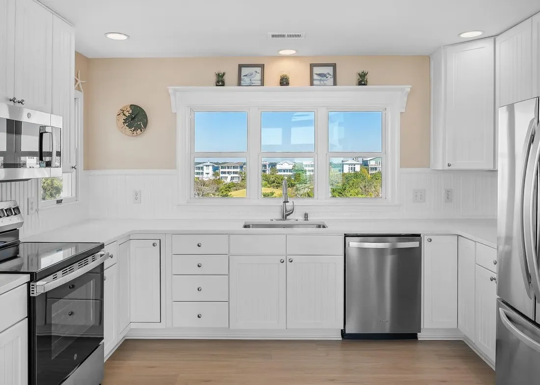 6901 W Beach Drive, Oak Island, North Carolina, United States. - Photo 12