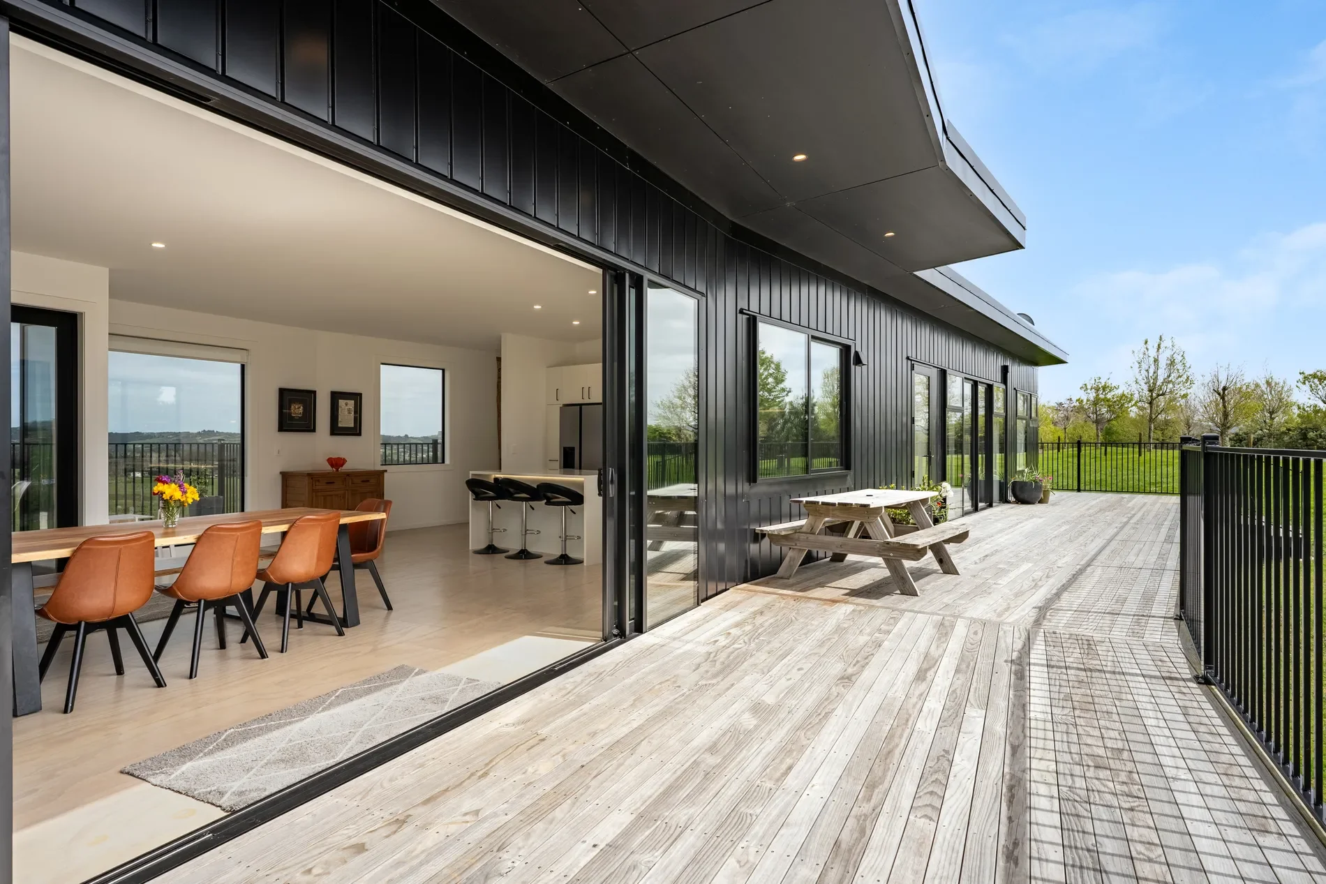 Exterior photo 4