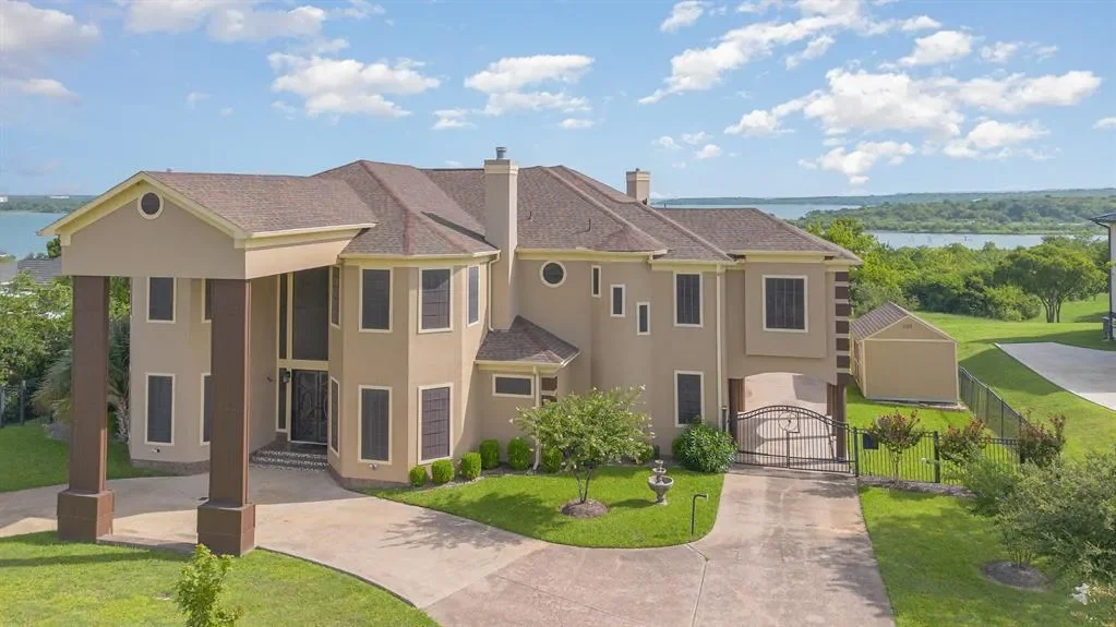 1031 Mallard Pointe Drive, Grand Prairie, Texas, United States. - Photo 1