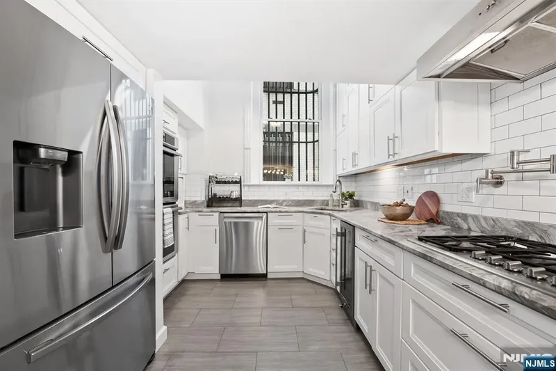 83 Montgomery Street 201, Jersey City, NJ 07302, Jersey City, New Jersey, United States. - Photo 17