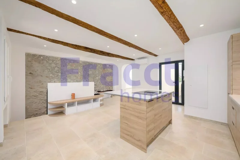 Old Town Antibes – Renovated Luxury Duplex with Private Garden & Provençal Charm