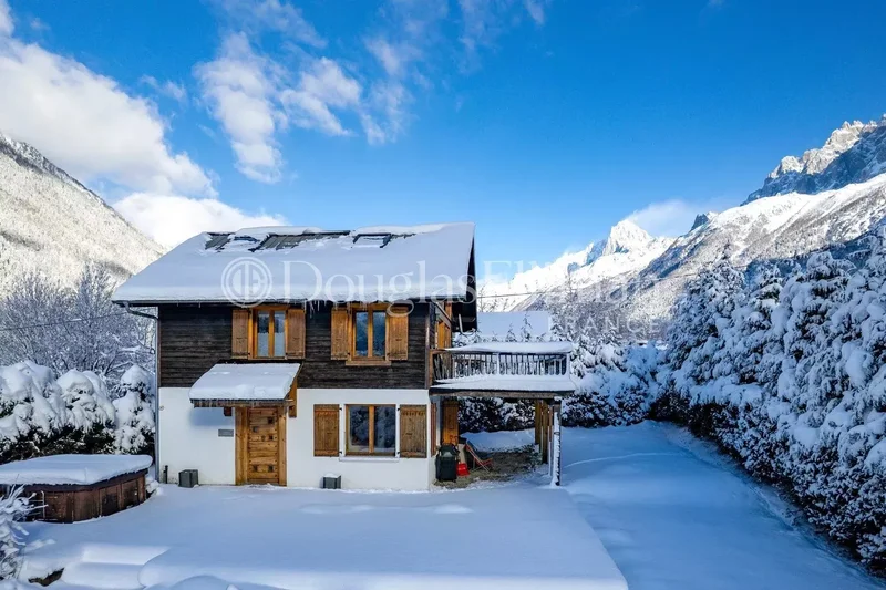 LES HOUCHES - Homely 5 bedroom chalet on a large plot with building potential
